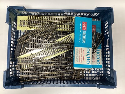 Lot 517 - Approximately thirty 00 gauge points by Peco...