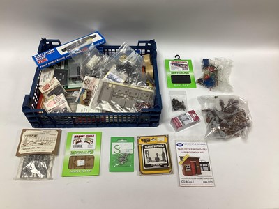 Lot 525 - A quantity of 00/HO small accessories and...
