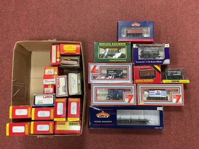Lot 323 - Approximately twenty-five boxed 00 gauge...