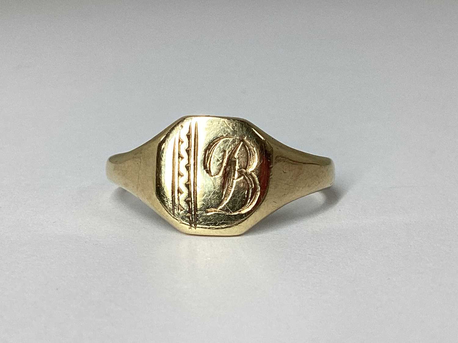 Lot 49 - A 9ct Gold Signet Ring, the rectangular panel...