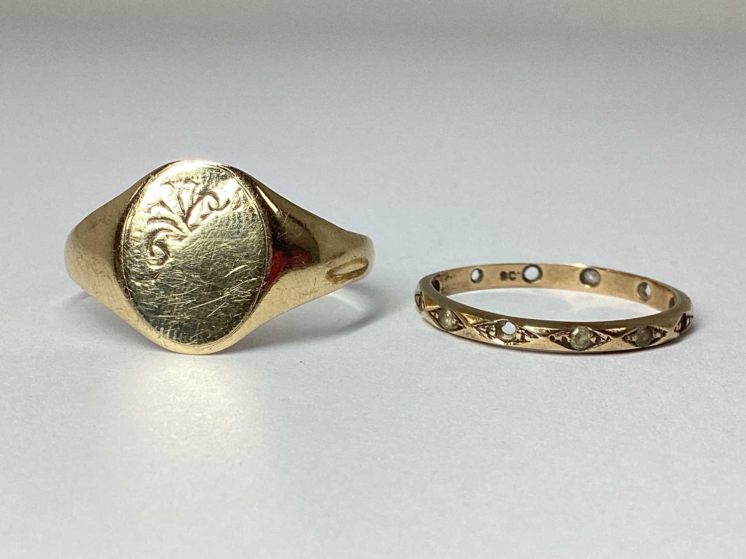 Lot 62 - A 9ct Gold Signet Ring, the oval panel...