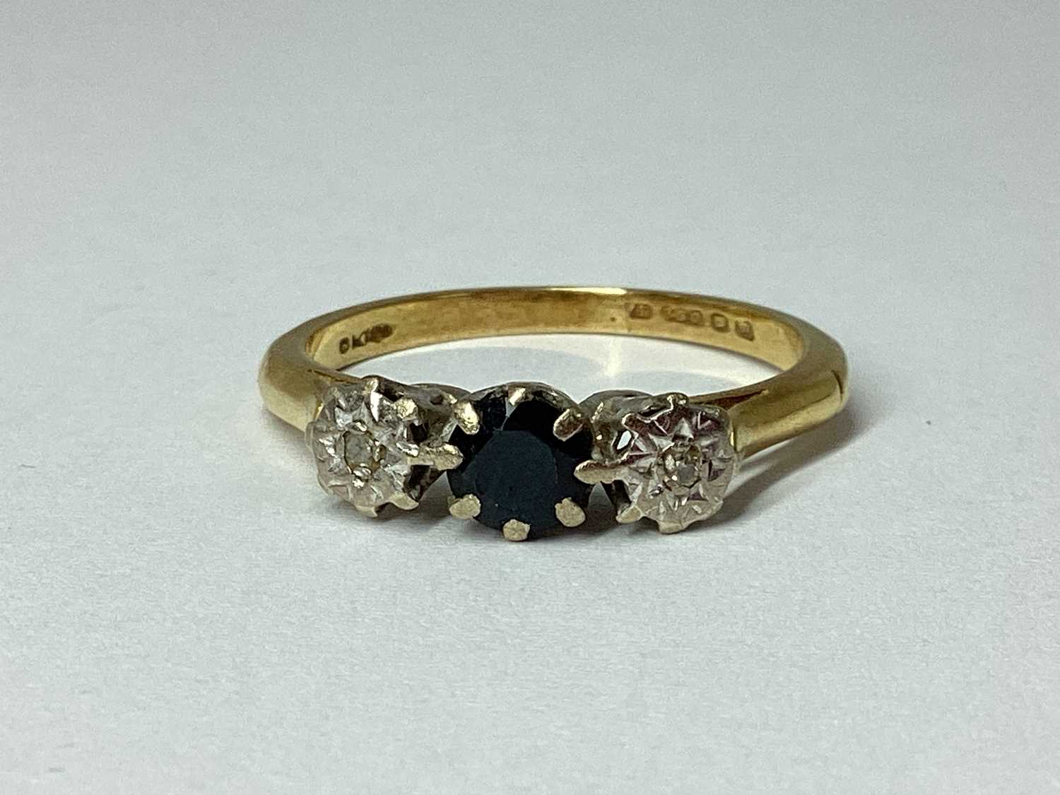 Lot 78 - An 18ct Gold Three Stone Ring, alternate...