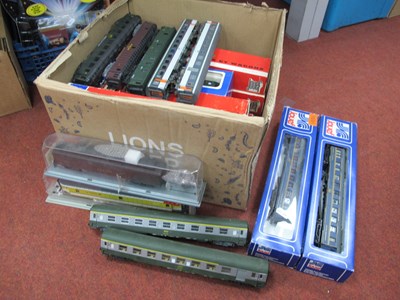Lot 396 - Twenty-Six Jouef/Roco HO Gauge Passenger...