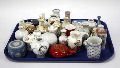 Lot 1210 - Wedgwood, Copenhagen, Lladro, Worcester and...