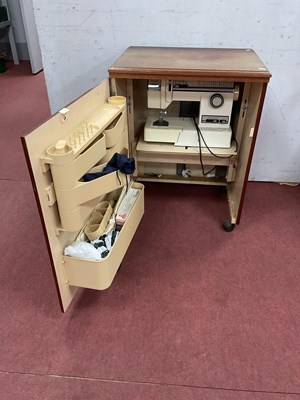 Lot 1516 - Singer Saphire Electric Sewing Machine, in a...