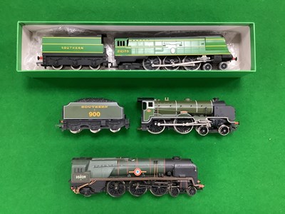 Lot 582 - Three Hornby 00 gauge Southern locomotives: a...
