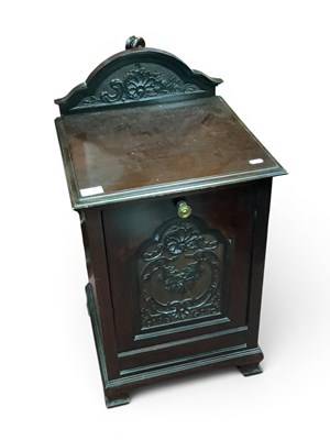 Lot 1550 - Edwardian Mahogany Purdonium with a shaped...