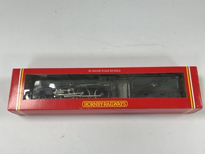 Lot 832 - A boxed Hornby 00 gauge B17 4-6-0 locomotive...