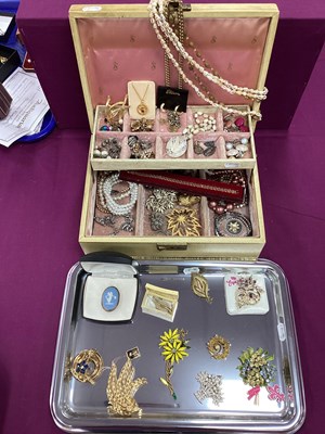 Lot 136 - A Collection of Assorted Brooches, including...