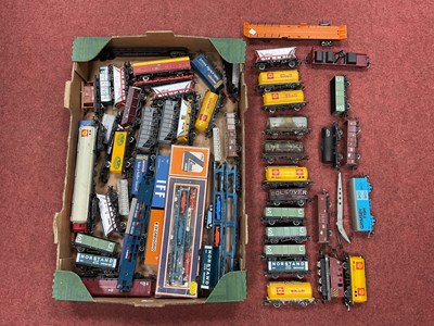 Lot 359 - Approximately thirty-five 00 gauge modern...