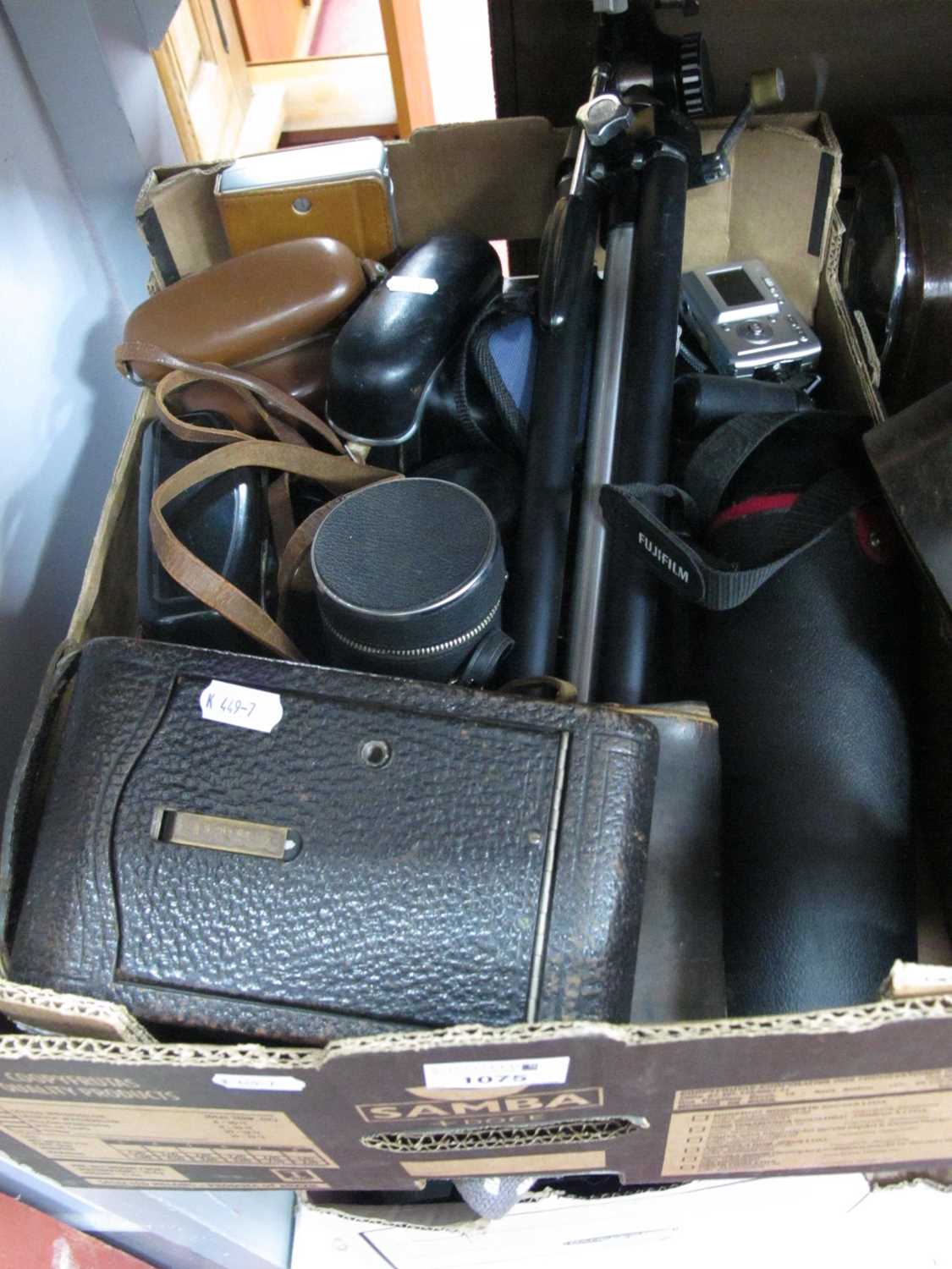 Lot 1075 - Cameras and Accessories, including assorted...