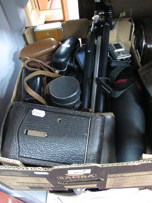 Lot 1075 - Cameras and Accessories, including assorted...