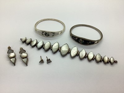 Lot 99 - A Stylish Shell Inset Graduated Marquise...