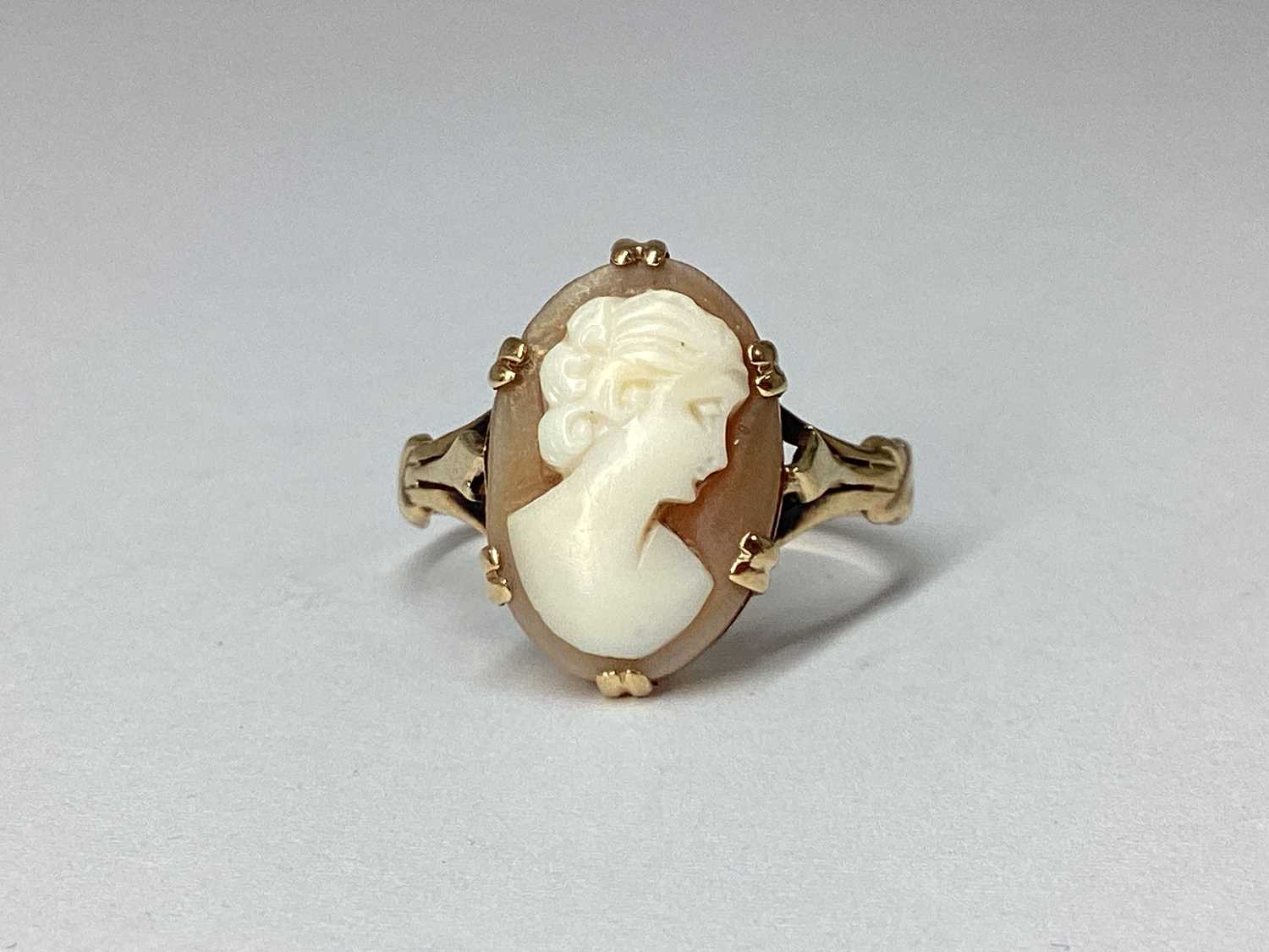 Lot 54 - An Oval Shell Carved Cameo Ring, depicting the...