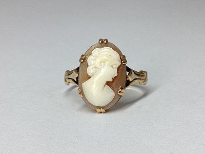 Lot 54 - An Oval Shell Carved Cameo Ring, depicting the...