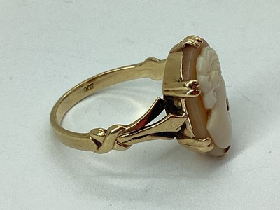 Lot 54 - An Oval Shell Carved Cameo Ring, depicting the...