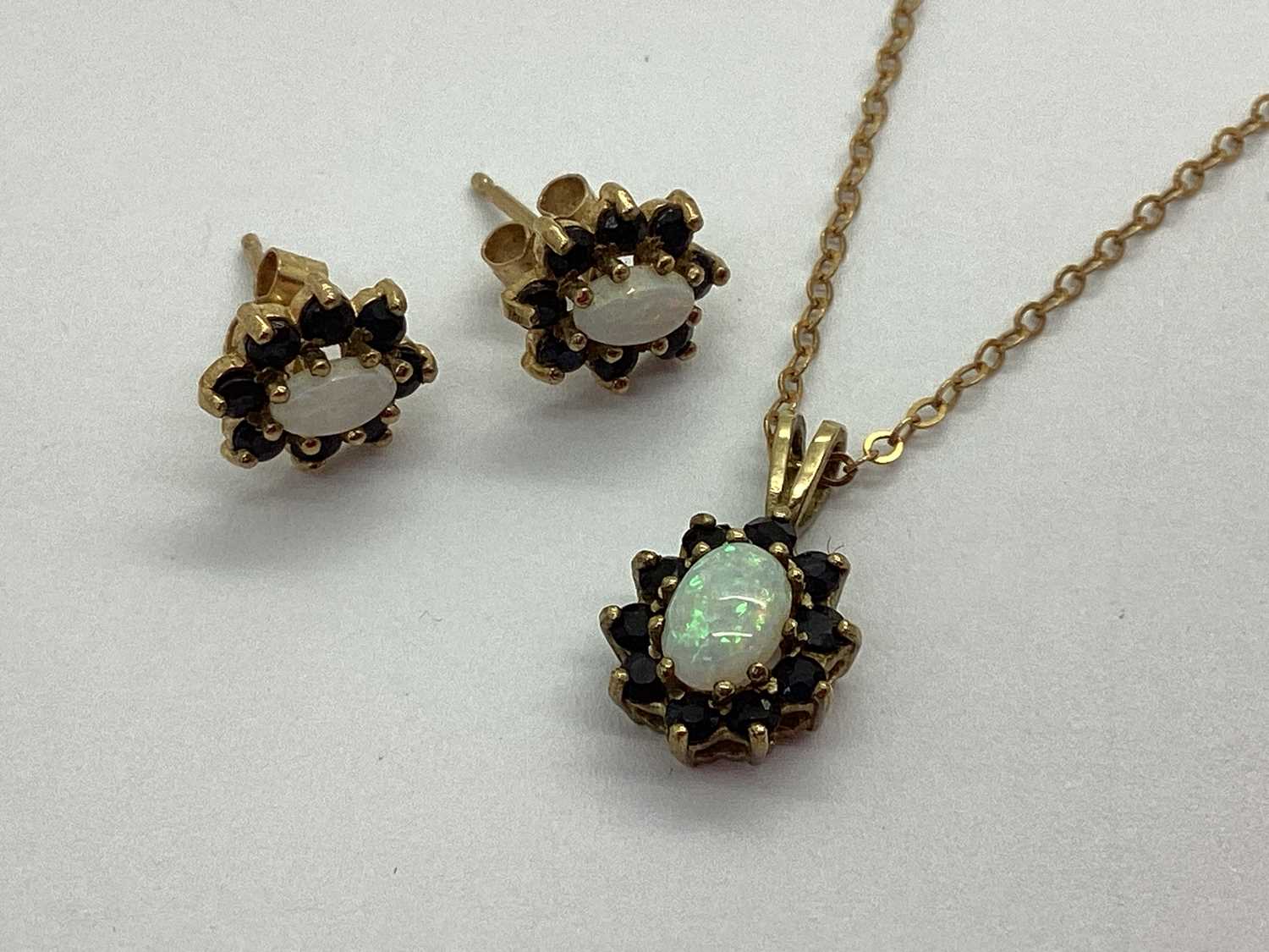 Lot 62 - A Dainty Oval Claw Set Cluster Pendant, to...