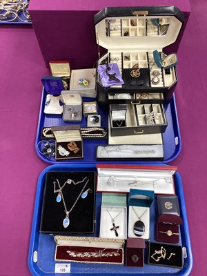 Lot 125 - A Collection of Vintage and Later Jewellery,...