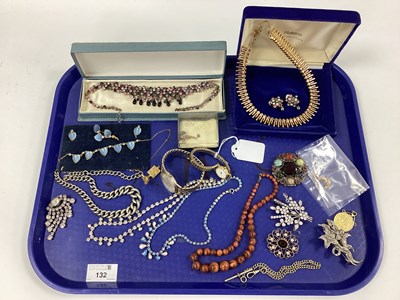 Lot 132 - Assorted Vintage and Later Costume Jewellery,...