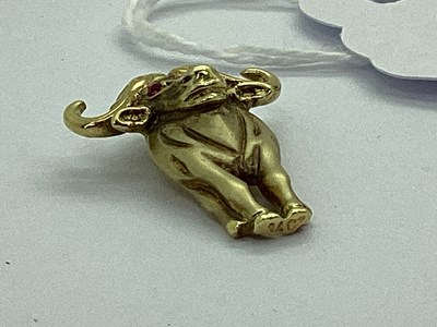 Lot 58 - A Novelty Cape Buffalo Pendant, of part-matte...