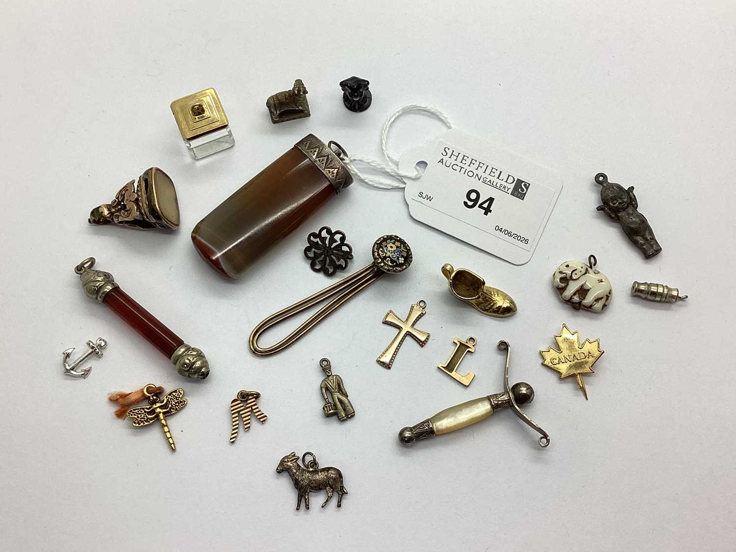 Lot 94 - A 9ct Gold Dainty Initial 'L' Charm Pendant,...