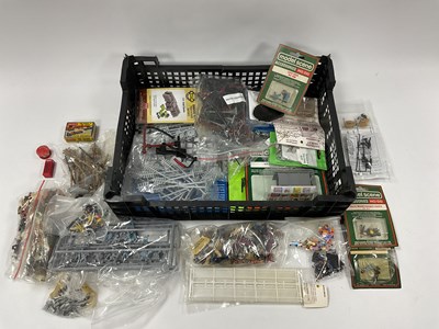 Lot 489 - A collection of 00 gauge small accessories...