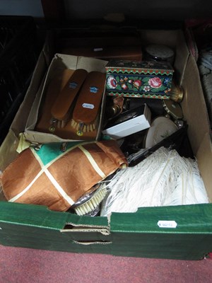 Lot 1050 - Vanity collection, including vintage...