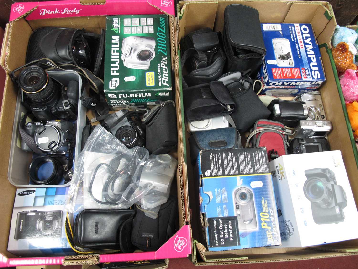 Lot 1055 - Digital cameras, in large quantity, including...
