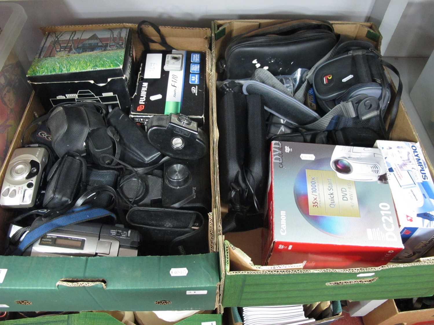Lot 1019 - Mixed cameras, including digital and film...