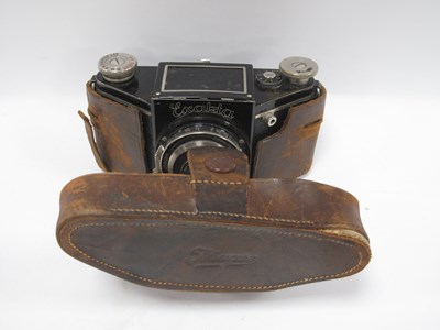 Lot 875 - Ihagee Exakta B Jhagee Dresden 127 Roll SLR...
