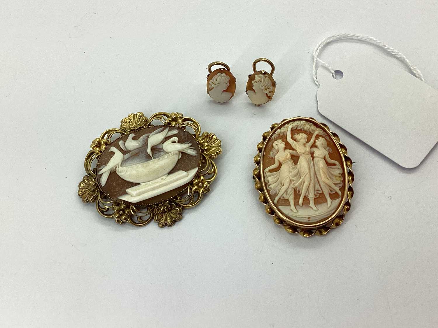 Lot 86 - A Shell Carved 'Three Graces' Cameo Brooch,...