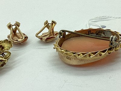 Lot 86 - A Shell Carved 'Three Graces' Cameo Brooch,...