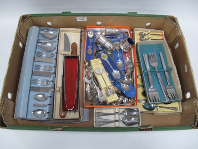Lot 1261 - A large collection of collectors teaspoons to...