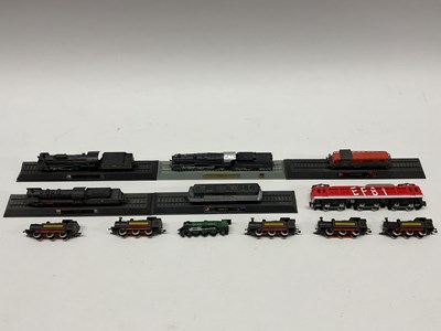 Lot 813 - Approximately ten N scale static or unpowered...