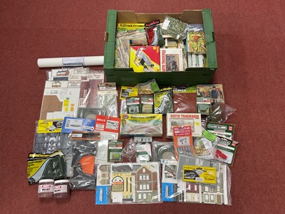 Lot 448 - A quantity of 00/HO Scenic Items, including...