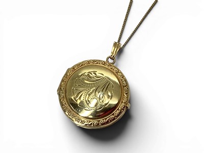 Lot 126 - A 9ct Gold Circular Patterned Locket Pendant,...