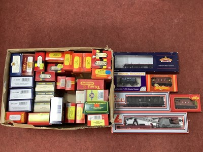Lot 617 - Approximately thirty-five boxed 00 gauge...