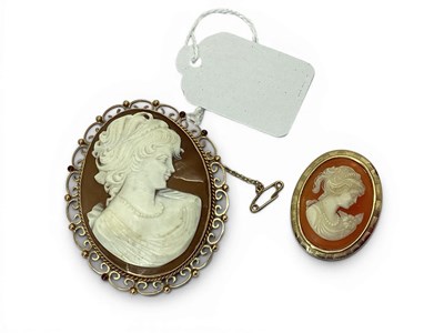 Lot 155 - A Large 9ct Gold Oval Shell Carved Cameo...