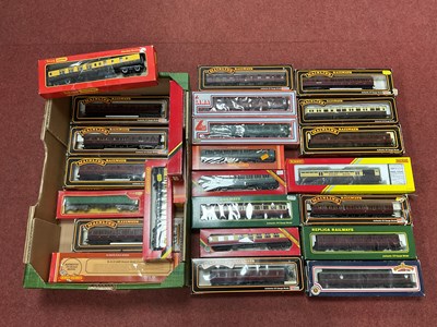 Lot 422 - Approximately twenty-four boxed 00 gauge steam...