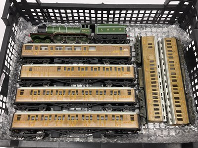Lot 527 - A Hornby 00 Gauge LNER Train, comprising B12...
