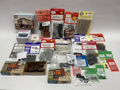 Lot 503 - Approximately twelve 00 gauge (4mm scale)...