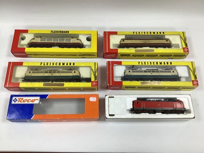 Lot 679 - Five boxed HO scale DB (German) electric...