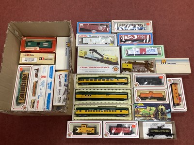 Lot 603 - Approximately twenty-six items of boxed HO...