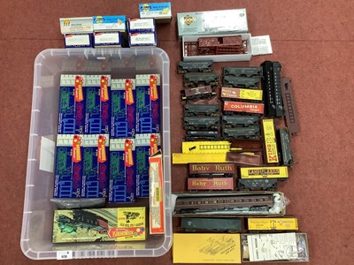Lot 608 - Approximately forty items of HO scale American...