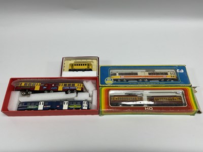 Lot 550 - Four HO scale trams: a pair of articulated...