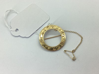 Lot 122 - A 9ct Gold Circlet Brooch, scroll engraved...