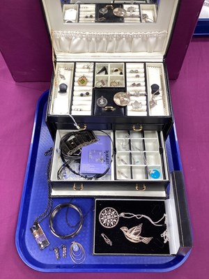 Lot 193 - A Collection of Vintage and Later Jewellery,...