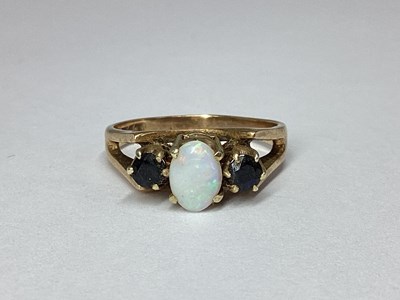 Lot 67 - A 9ct Gold Three Stone Ring, the alternating...