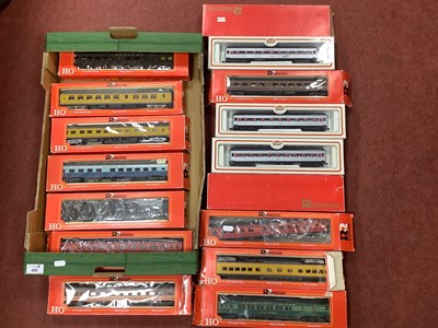 Lot 605 - Sixteen HO Gauge American Outline Coaches by...