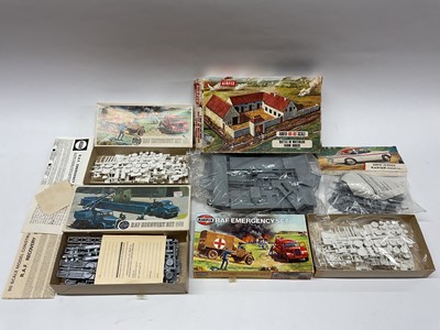 Lot 800 - Five Airfix Plastic Model Kits to include 1:32...